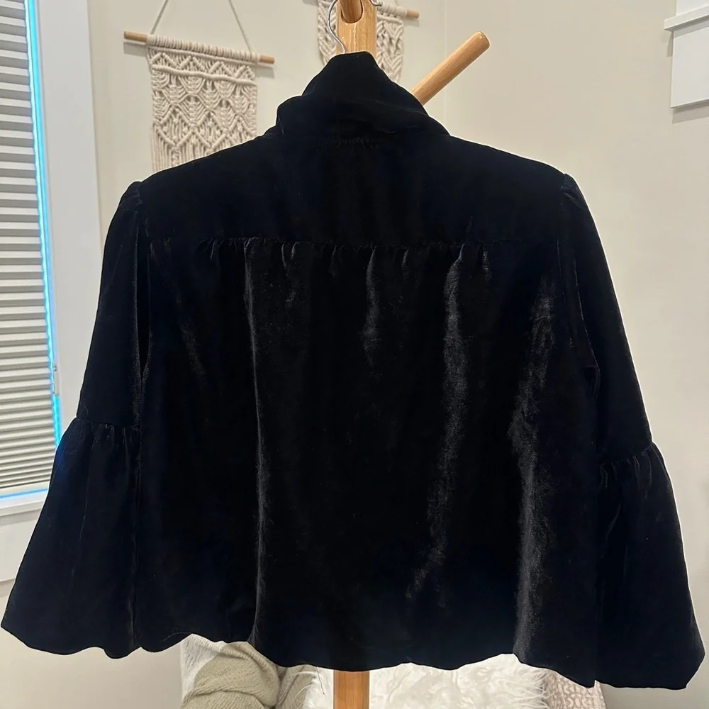 Worthington Black Velvet Cropped Jacket Ruffle Collar Jewel Button Medium